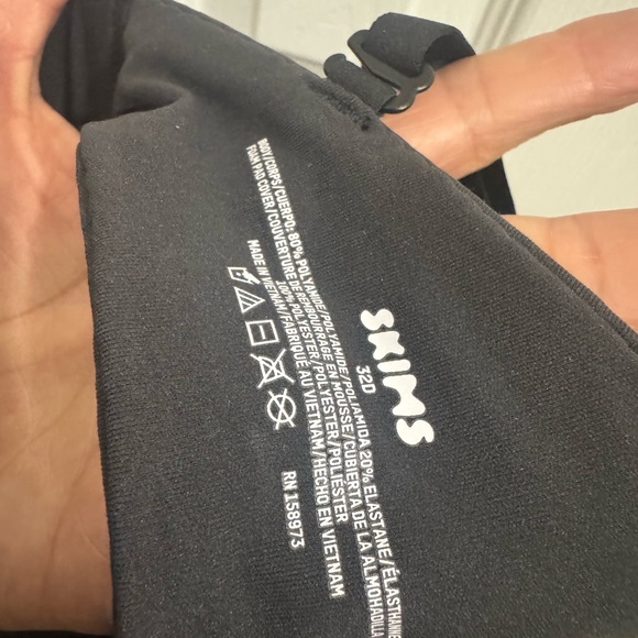 SKIMS FITS EVERYBODY T-Shirt Black Bra - Picture 3 of 4